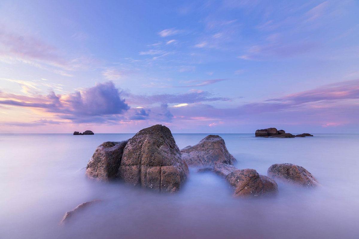 被云浸没的石头