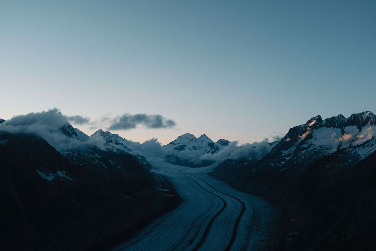 晚上下满积雪的道路